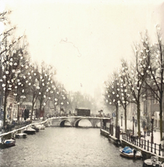 Annette van Waaijen, Once upon a time....(amsterdam canal), 145 euro, Gemengde techniek met foto/borduren in baklijstje, 10x10 cm