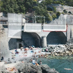 Annette van Waaijen, Beach life Italy, 295 euro, Gemengde techniek met fotografie en borduurwerk in houten baklijst, 25x25 cm