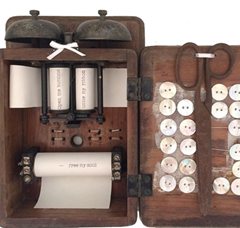 Antje Weber, Open the buttons, Gemengde techniek/collage in oude houten doos, 23x30x9 cm, €.170,-