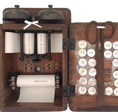 Antje Weber, Open the buttons, Gemengde techniek/collage in oude houten doos, 23x30x9 cm, €.170,-