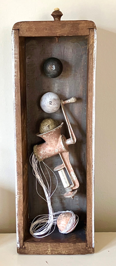 Antje Weber, What to do, 150 euro, Gemengde techniek in vintage la, 37x12x8 cm