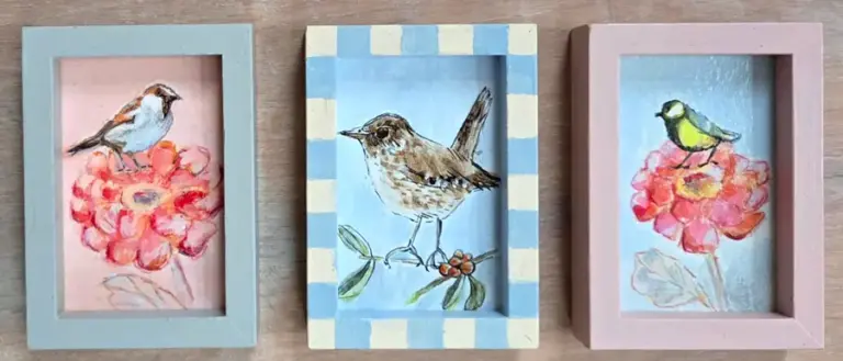 Aline Sprokkereef, Drieluik met winterkoning-mus en koolmees, 90 euro, Acrylic on panel in frame, set of 3 works 5x8 cm