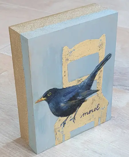 Aline Sprokkereef, Merel op stoel, Acrylic with gold leaf on block panel, 14x11x4 cm, €.150,-
