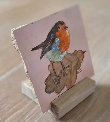 Aline Sprokkereef, Roodborstje met eikenblad, 185 euro, Acrylic on hand-baked tile (incl. hanging system and block stand), 10x10 cm