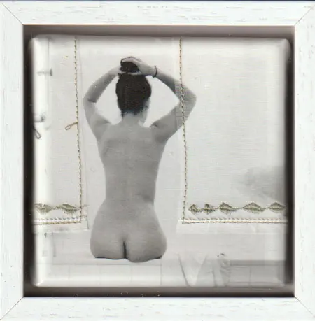 Annette van Waaijen, Op de badrand, Mixed media with photo in wooden frame, 10x10 cm, €.145,-
