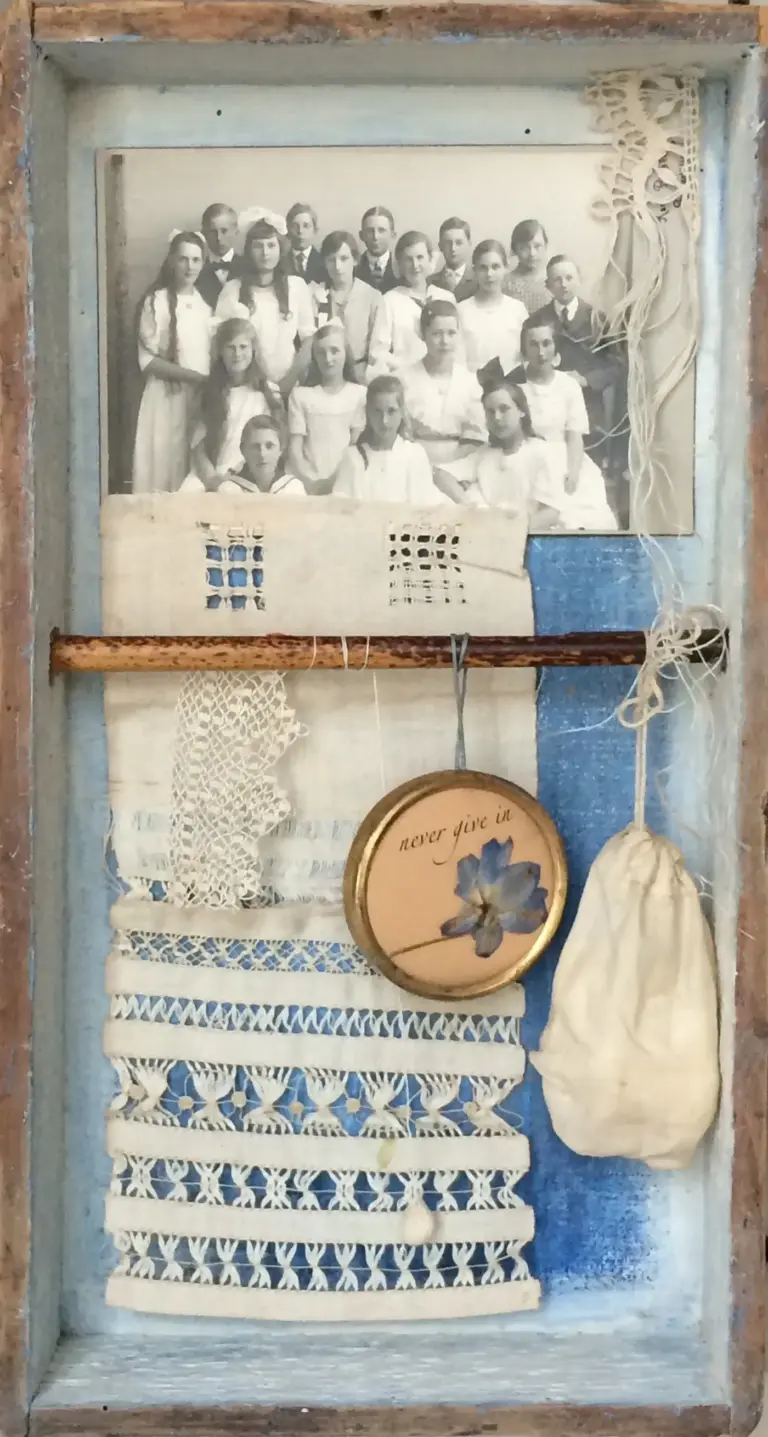Antje Weber, Never give in, Mixed media/collage in old wooden box, 20x36x7 cm, €.150,-