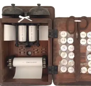 Antje Weber, Open the buttons, Mixed media/collage in old wooden box, 23x30x9 cm, €.170,-