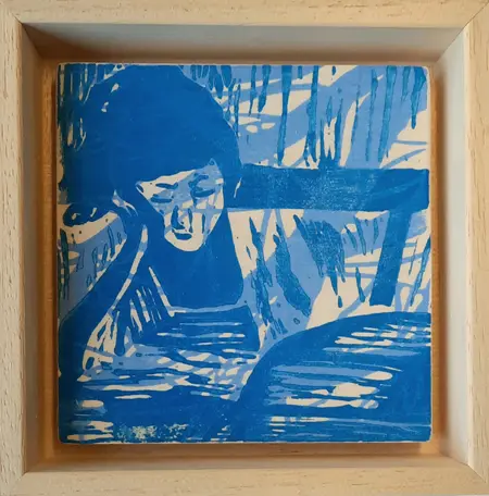 Edith Brouwer, Lezen 1 blauw, 75 euro, Linocut on wood in wooden frame, 10x10x3 cm
