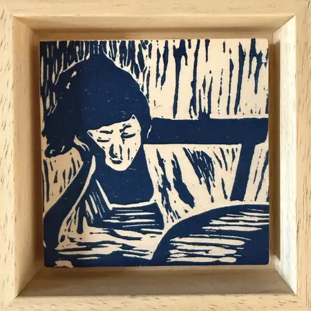 Edith Brouwer, Lezen 1 blauw, 75 euro, Linocut on wood only in wooden frame, 10x10x3 cm