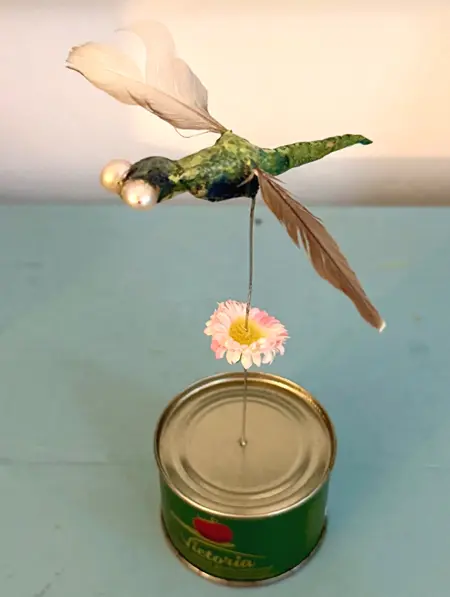 Tamar Rubinstein, Libelle met madeliefje, 135 euro, Mixed media with tomato purée tin, 16x15 cm