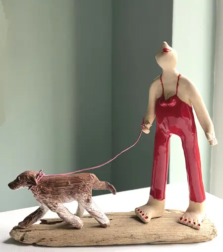 Kiki Demelinne, Wandeling vrouw rood, 190 euro, Ceramic and driftwood, 19x21x8 cm