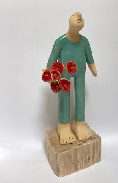 Kiki Demelinne, Aqua man met rode bloemen, 100 euro, Ceramic and found wood, 21x10x9 cm