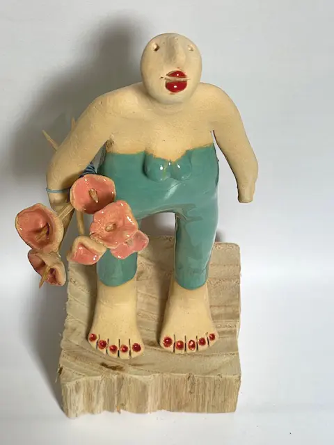 Kiki Demelinne, Aqua vrouw met roze bloemen, 100 euro, Ceramic and found wood, 21x10x9 cm