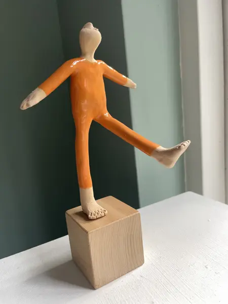 Kiki Demelinne, Balans man oranje, 125 euro, Ceramic on toy building block, 21 cm