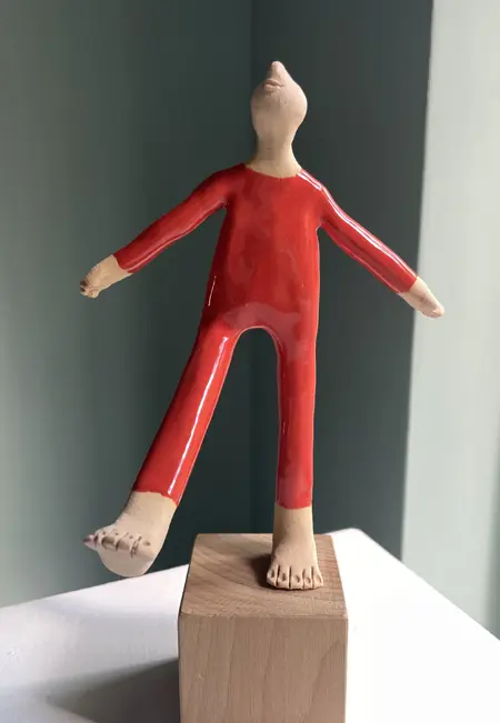 Kiki Demelinne, Balans man rood, 125 euro, Ceramic on toy building block, 21 cm
