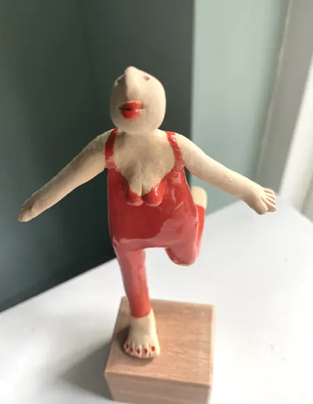 Kiki Demelinne, Balans vrouw rood, 125 euro, Ceramic on toy building block, 21 cm