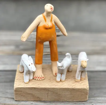 Kiki Demelinne, Beestenboel, Ceramic on wooden base, 14 cm, €.90,-