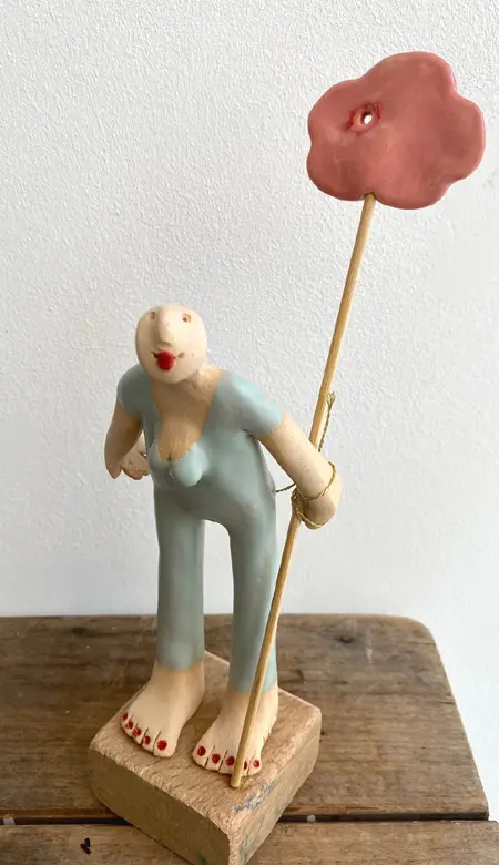 Kiki Demelinne, Blauwe dame met bloem, 90 euro, Ceramic and wood, 23 cm