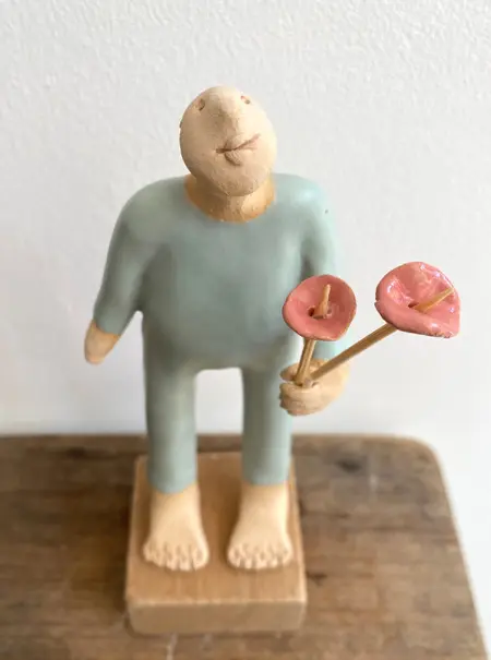 Kiki Demelinne, Blauwe man met bloemen, 90 euro, Ceramic on wooden base, 16 cm