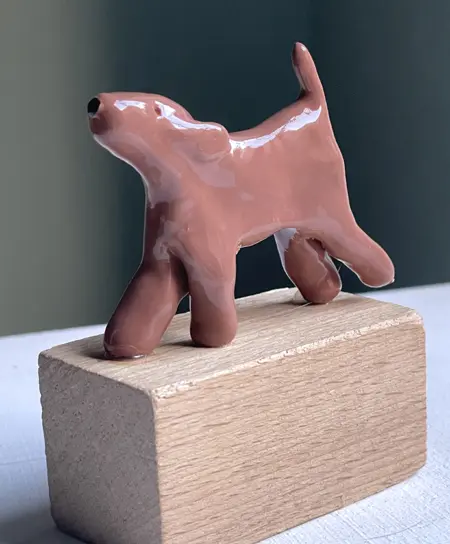 Kiki Demelinne, Bruine Labrador, 55 euro, Ceramic on toy building block, 9x8x3 cm