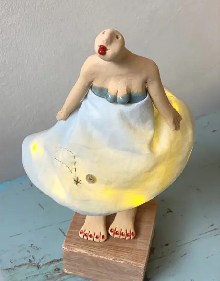 Kiki Demelinne, Feestjurk, 195 euro, Ceramic with fabric and fairy lights, 25x13x12 cm