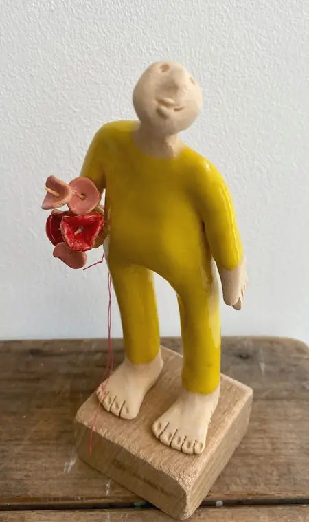 Kiki Demelinne, Gele man met bloemen, 90 euro, Ceramic on wooden base, 16 cm