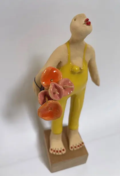 Kiki Demelinne, Gele vrouw met roze bloemen, 100 euro, Ceramic and toy block wood, 21x10x9 cm