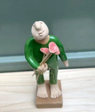 Kiki Demelinne, Groen mannetje roze bloeen, 90 euro, Ceramic, 21 cm