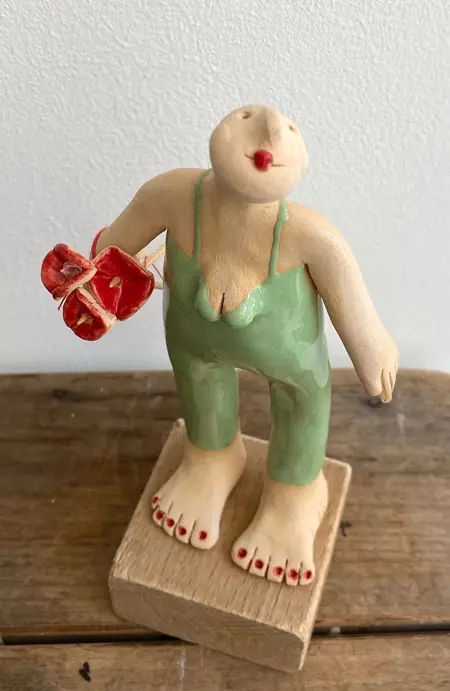 Kiki Demelinne, Groene dame met bloemen, 90 euro, Ceramic on wooden base, 16 cm