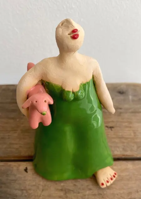 Kiki Demelinne, Groene vrouw met roze hond, 100 euro, Ceramic on wooden base, 14 cm