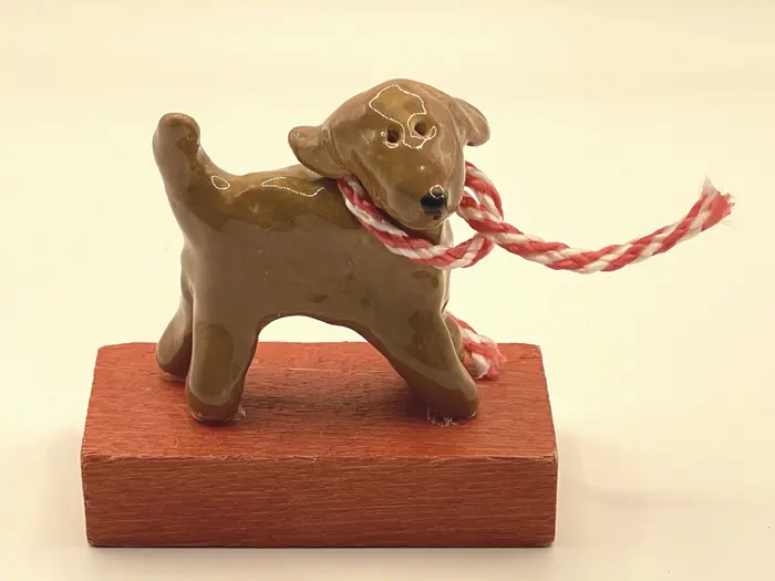 Kiki Demelinne, Hond met shawl, 50 euro, Ceramic on toy block, 8 cm