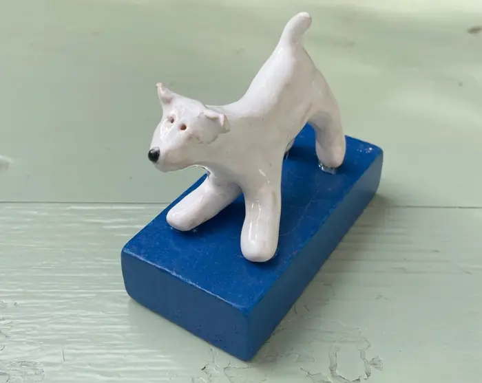 Kiki Demelinne, Hond op blauw blok, 45 euro, Ceramic on toy block, 8 cm