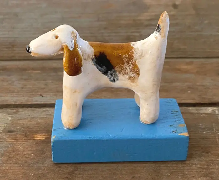 Kiki Demelinne, Hond op blauw blokje, 50 euro, Ceramic, 6x7x3 cm
