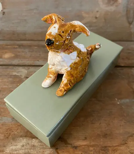 Kiki Demelinne, Hond op doosje, 150 euro, Ceramic on box, 15x6x12 cm