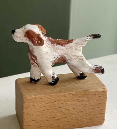 Kiki Demelinne, Hond op drafje, 50 euro, Ceramic on toy building block, 9x8x4 cm