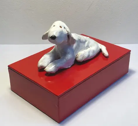 Kiki Demelinne, Hond op rood kistje, 150 euro, Ceramic and old wood, 15x10x3,5 cm