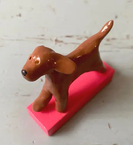 Kiki Demelinne, hond roze blok, 50 euro, Ceramic on toy block, 8 cm