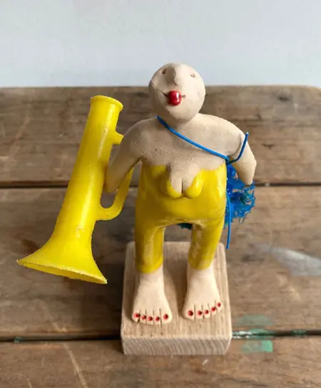 Kiki Demelinne, Jutter geel, 80 euro, Ceramic on reclaimed wood base, 18 cm