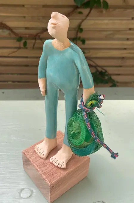 Kiki Demelinne, Jutter M aqua, 105 euro, Ceramic on base with beachcombed plastic, 25 cm