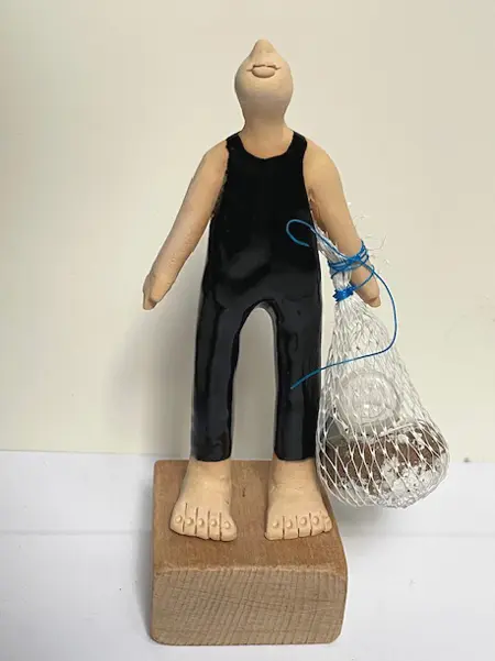 Kiki Demelinne, Jutter m zwart met jutnet met boei van Scheveningse strand, 95 euro, Ceramic and old wood and plastic, 20 cm