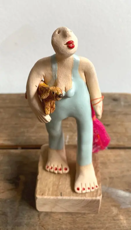 Kiki Demelinne, Jutter met hond, 95 euro, Ceramic on reclaimed wood base, 18 cm