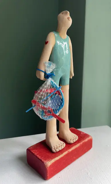 Kiki Demelinne, Jutter op rood blok, 135 euro, Ceramic with beachcombed plastic, 22 cm