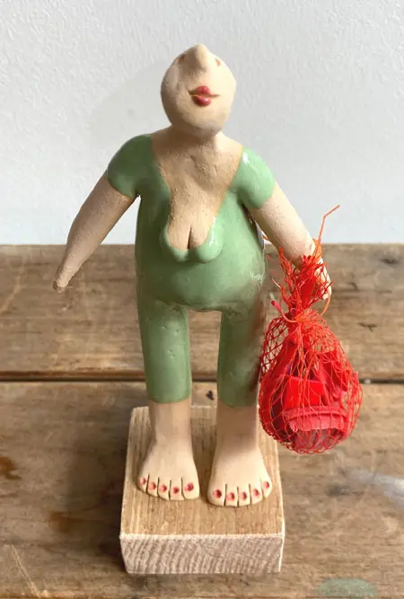 Kiki Demelinne, Jutter pistache, 80 euro, Ceramic on reclaimed wood base, 18 cm