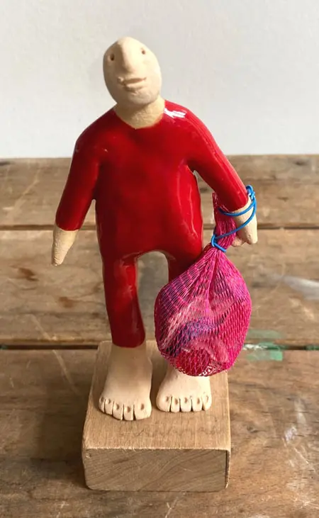 Kiki Demelinne, Jutter rood, 80 euro, Ceramic on reclaimed wood base, 18 cm