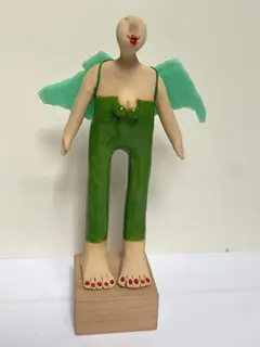 Kiki Demelinne, Jutter v groen met plastic vleugels gejut op strand, 100 euro, Ceramic, plastic and old wood, 19 cm