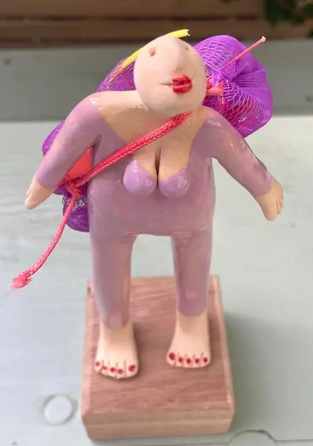 Kiki Demelinne, Jutter V lila 105 euro, Ceramic on base with beachcombed plastic, 24 cm