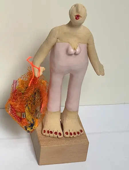Kiki Demelinne, Jutter V mat roze, 95 euro, Ceramic and old wood, 19 cm
