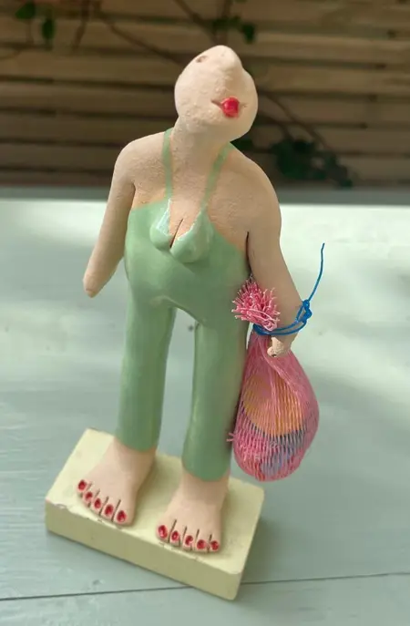 Kiki Demelinne, Jutter V pistache, 105 euro, Ceramic on base with beachcombed plastic, 19 cm