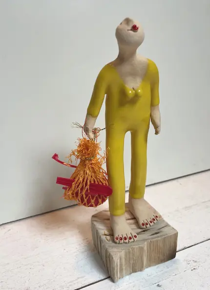 Kiki Demelinne, Jutter vrouw geel, 100 euro, Ceramic, 23 cm