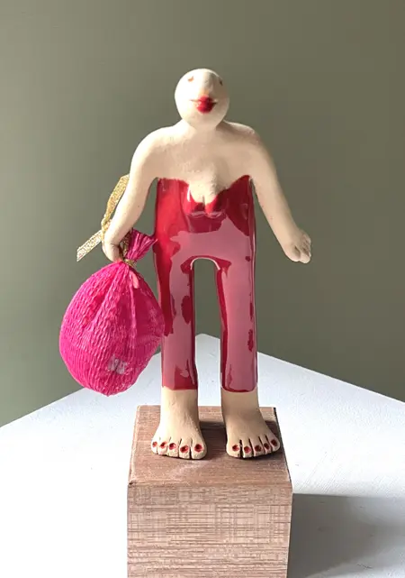 Kiki Demelinne, Jutter vrouw rood, 105 euro, Ceramic, 20 cm